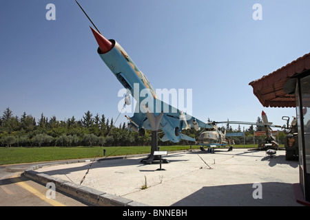 Damaskus Syrien Panorama Militärmuseum zum Gedenken an den Jom Kippur- oder Oktoberkrieg und den sechs-Tage-Krieg mit einem syrischen MIG 21-Jet und MIL Mi-8 Helicop Stockfoto