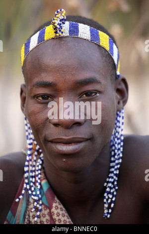 Porträt der Hadza Mann, ethnische Gruppe, die Leben in der Gegend des Lake Eyasi, Tansania Stockfoto