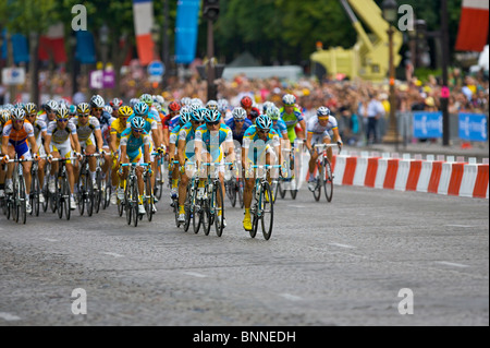 Professional Astana Radfahrer Daniel Navarro führt sein Team und den Rest von dem Hauptfeld auf den Champs Elysees, Paris Stockfoto