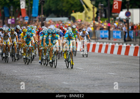 Professional Astana Radfahrer Daniel Navarro führt sein Team und den Rest von dem Hauptfeld auf den Champs Elysees, Paris Stockfoto