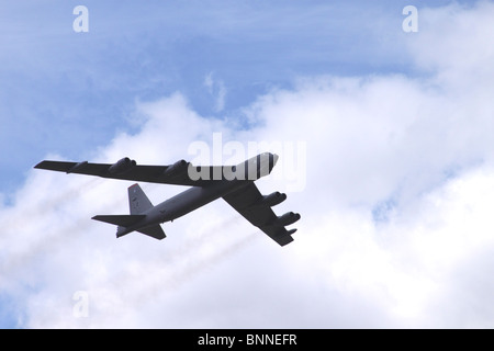 Boeing B52 Stratofortress strategischer Bomber fliegen auf der Farnborough Airshow 2010 Stockfoto