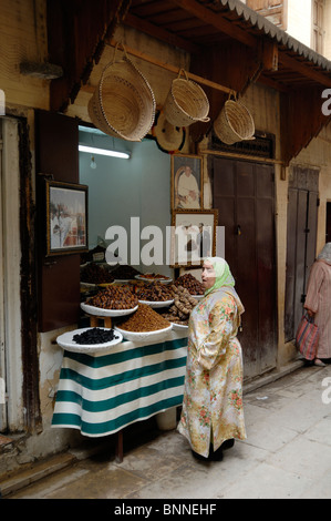 Moroocan Frau in einem Trockenobst-Shop einkaufen Stall oder lagern in der Medina oder Souk, Fes, Marokko Stockfoto