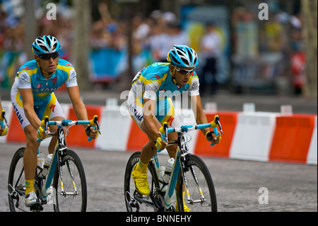 Professional Astana Radfahrer Daniel Navarro führt sein Team und den Rest von dem Hauptfeld auf den Champs Elysees, Paris Stockfoto