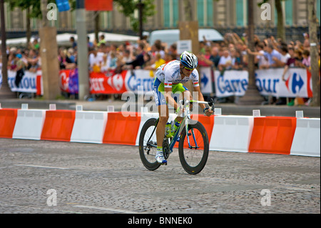 Aleksandr Kuchynski vom Profi-Team Liquigas, bricht das Hauptfeld auf der Champs Elysees, Paris Stockfoto