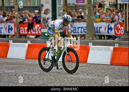 Aleksandr Kuchynski vom Profi-Team Liquigas, bricht das Hauptfeld auf der Champs Elysees, Paris am 25. J Stockfoto