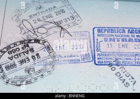 Republik von Argentinien und Uruguay ein- und Ausstieg Visum Briefmarken in einen irischen Eu-Reisepass Stockfoto