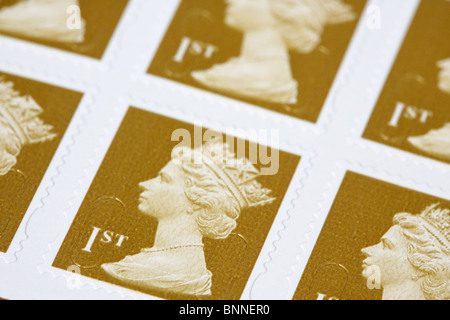 Packung mit vorbezahlten goldenen selbstklebenden königlichen Briefmarken erster Klasse Stockfoto