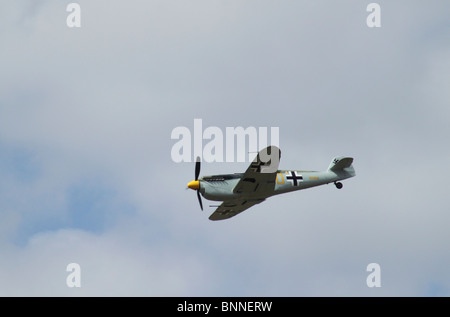 Messerschmitt BF 109 fliegen auf der Farnborough Airshow 2010 Stockfoto