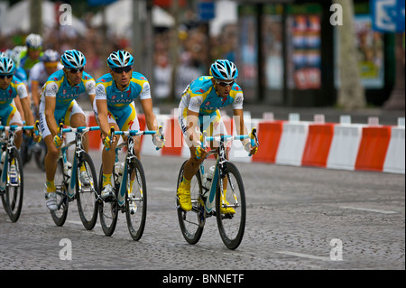 Professional Astana Radfahrer Daniel Navarro führt sein Team und den Rest von dem Hauptfeld auf den Champs Elysees, Paris Stockfoto