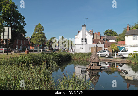 Das kleine Dorf Teich & Ente Haus nahe dem Zentrum von dem hübschen Dorf Hartley, Wintney, Haken, Hampshire, UK. Stockfoto