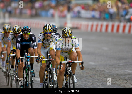 HTC Columbia Teamfahrer Maxime Monfort sitzt zweiten Rad, Bert Gragsch, die hart an der Vorderseite des das Hauptfeld drängt Stockfoto