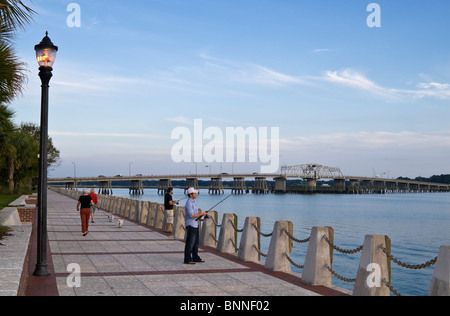 Uferpromenade und Wald Memorial Bridge in Beaufort, South Carolina, USA Stockfoto