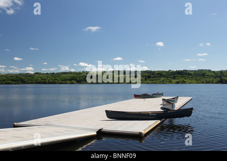 Kajaks auf einem Steg im Castle Semple Visitor Centre in Clyde Muirshiel Regional Park, Lochwinnoch, Renfrewshire, Schottland Großbritannien Stockfoto