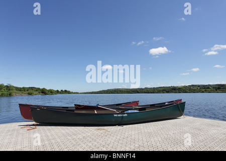 Kajaks auf einem Steg im Castle Semple Visitor Centre in Clyde Muirshiel Regional Park, Lochwinnoch, Renfrewshire, Schottland Großbritannien Stockfoto