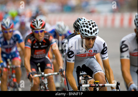 Ein Profi-Radrennfahrer vom Cervelo Test Team fährt unter dem Hauptfeld während der Tour de France 2010 Stockfoto