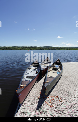 Kajaks auf einem Steg im Castle Semple Visitor Centre in Clyde Muirshiel Regional Park, Lochwinnoch, Renfrewshire, Schottland Großbritannien Stockfoto