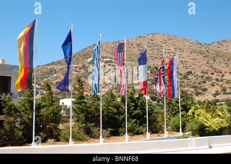 Die Flaggen am Eingang des Luxus-Hotel, Kreta, Griechenland Stockfoto