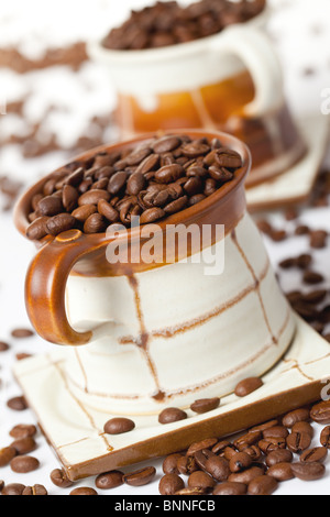 Kaffeebohnen in Keramik Tasse Stockfoto