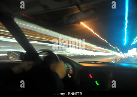 Innenraum eines Autos mit einer langen Belichtungszeit sehr hohen Geschwindigkeit gefährlich fahren in der Nacht zu demonstrieren, Stockfoto