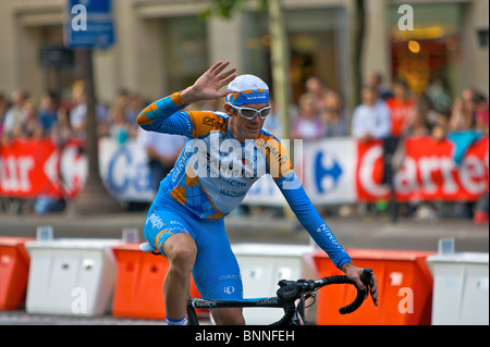 Radprofi David Miller von Team Garmin-Transitions, endlich rollt der Champs-Elysees nach der Tour de France Stockfoto