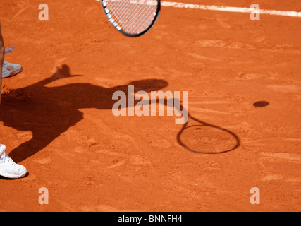 Schatten ein Tennisspieler auf rotem Lehm Gericht von Roland Garros, Paris, Stockfoto