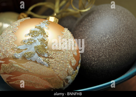 Große braune Tan goldenen Ornament in dunkel blau Schüssel legen Stockfoto