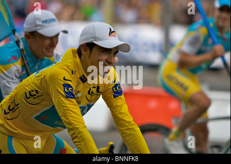 Gelbe Trikot Sieger Alberto Contador fährt eine Ehrenrunde von den Champs-Elysees in Paris, während der Tour de France 2010 Stockfoto