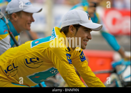 Gelbe Trikot Sieger Alberto Contador fährt eine Ehrenrunde von den Champs-Elysees in Paris, während der Tour de France 2010 Stockfoto