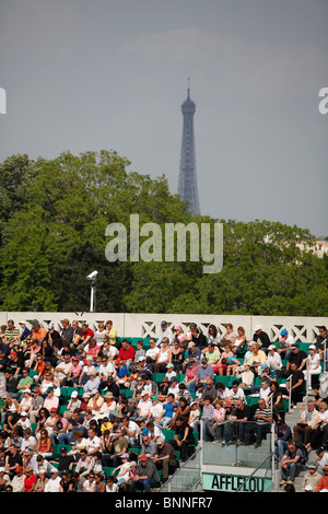 Zuschauer, die hoch oben auf der Tribüne an der Französisch Open 2010 mit dem Eiffelturm im Hintergrund, Roland Garros, Paris, Frankreich Stockfoto