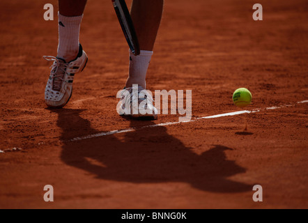 Schatten ein Tennisspieler auf rotem Lehm Gericht von Roland Garros, Paris, Stockfoto