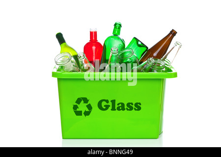 Foto von einem grünen Glas recycling Behälter isoliert auf einem weißen Hintergrund. Stockfoto