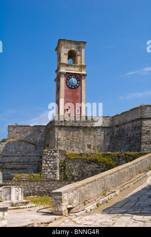 Uhrturm in der alten venezianischen Festung in Korfu-Stadt auf der griechischen Insel Korfu Griechenland GR Stockfoto