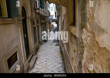 Alte Stadt Korfu schmale Straße zwischen Gebäuden in Korfu Altstadt auf der griechischen Insel Korfu Griechenland GR Stockfoto