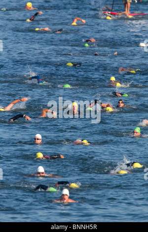 Konkurrenten im Hinspiel einen Triathlon schwimmen in Lady Bird Lake in der Innenstadt von Austin, Texas. Stockfoto