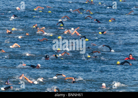 Konkurrenten im Hinspiel einen Triathlon schwimmen in Lady Bird Lake in der Innenstadt von Austin, Texas. Stockfoto