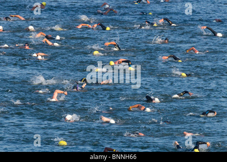 Konkurrenten im Hinspiel einen Triathlon schwimmen in Lady Bird Lake in der Innenstadt von Austin, Texas. Stockfoto