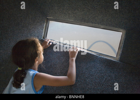 Blick durch ein Fenster von oben von den St. Louis Gateway Arch in St. Louis, Missouri Stockfoto