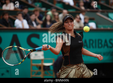 Aravane Rezai Frankreichs in Aktion bei der Französisch Open 2010, Roland Garros, Paris, Frankreich Stockfoto