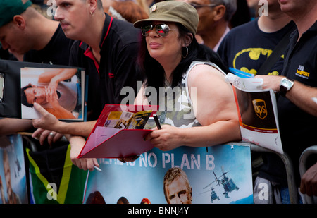 Fans warten auf die Ankunft der Stars der das a-Team auf den UK Film premier am Leicester Square, London England Stockfoto