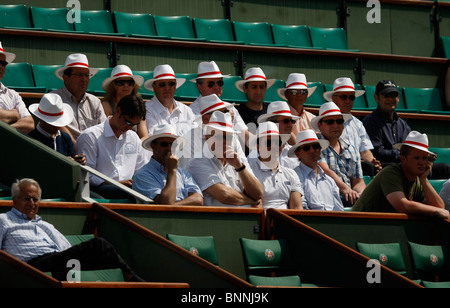 Gruppe von Zuschauern mit Panama-Hüte in der VIP-Loge am Französisch Open 2010, Roland Garros, Paris, Stockfoto