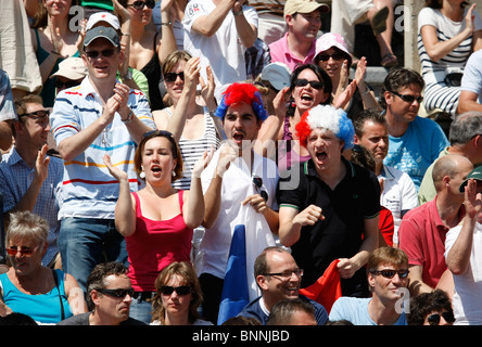 Applaudierenden Zuschauer am Französisch Open 2010, Roland Garros, Paris, Stockfoto