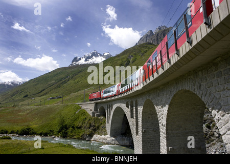 Schweiz Schweizer Straße Eisenbahn Train Urserental Glacier-express Zug Verkehr Eisenbahn Kanton Uri Berge Verkehr Eisenbahn Stockfoto