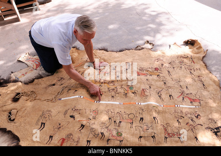 Larry Belitz indianischen Handwerker Artefakt Hot Springs South Dakota USA Vereinigte Staaten von Amerika Zeichnungen Leder Stockfoto