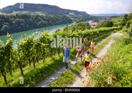 Schweiz Schweizer Gruppe Wanderung Wanderung fünf Personen Fußweg Fluss Fluss Kanton Zürich Swiss Trails 2009 Eglisau Rhein Weinberg Stockfoto