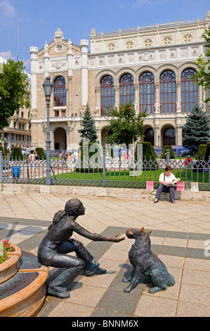 Budapest, Ungarn. Vigado Concert Hall (Pesti Vigado - 1864) in Vigado ter (Quadrat). Bronze von Mädchen mit Hund Stockfoto