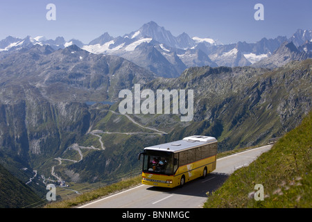 Schweiz-Schweizer PostAuto Busverkehr Furka Pass Grimselpass Mountain Pass Serpentinen Berge Furka Bereich Straßenfeld Stockfoto