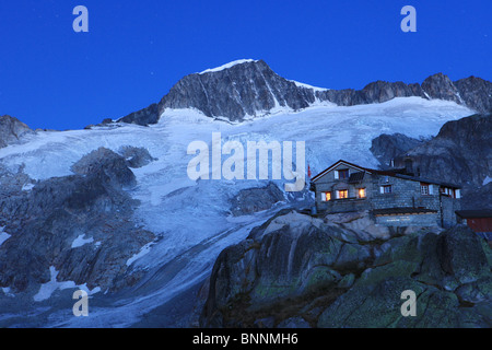 Schweiz Schweizer Landschaft Albert Heim Hütte SAC Galenstock dunklen Morgen Dämmerung Twilight Tagesanbruch Furka Bereich Feld Berge Felsen Stockfoto