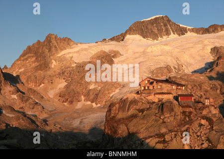 Schweiz Schweizer Landschaft Albert Heim Hütte SAC Galenstock Sonnenaufgang morgen Dämmerung Twilight Tagesanbruch Furka Feld Bergen Stockfoto