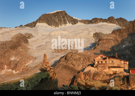 Schweiz Schweizer Landschaft Albert Heim Hütte SAC Galenstock Sonnenaufgang morgen Dämmerung Twilight Tagesanbruch Furka Feld Bergen Stockfoto