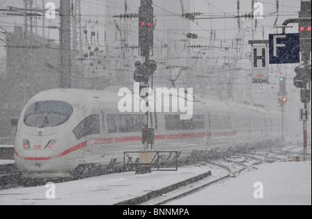 draußen im freien Road Bahn Bahnhof Deutschland snowbound Eisenbahn Europa fern-Verkehr Rundweg Black Ice intercity Stockfoto